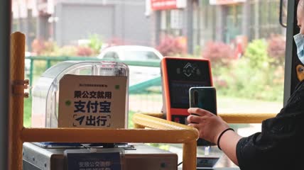 4k实拍城市公交乘客刷卡投钱