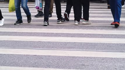 4k实拍城市斑马线行人行走
