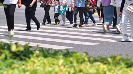 4k实拍城市斑马线行人行走升格