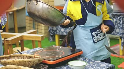 4k实拍幼儿园小朋友学厨