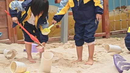 4k实拍幼儿园小朋友沙滩玩沙