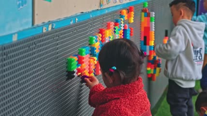 4k实拍幼儿园小朋友玩积木