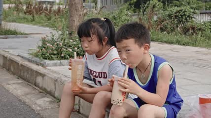 4k实拍两兄妹路边喝奶茶