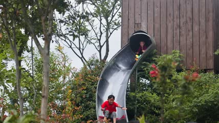 公园小朋友玩滑滑梯4k实拍