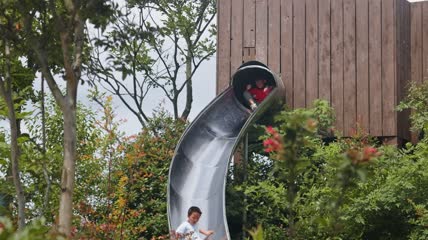 4k实拍公园小朋友玩滑滑梯素材