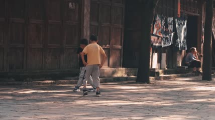 4k实拍农村小孩玩耍