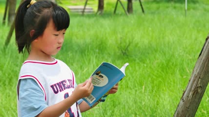 4k实拍小学生公园看书