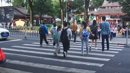 4k实拍小学生放学过斑马线
