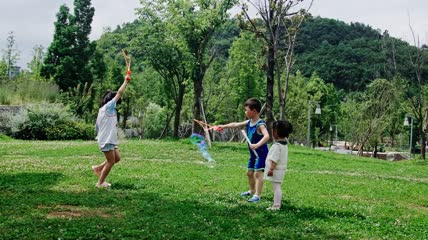 4k实拍幸福小朋友玩泡泡素材