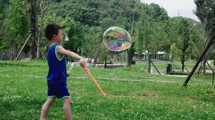 4k幸福小朋友玩泡泡
