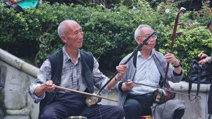 4k实拍老年活动拉二胡