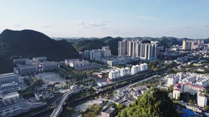 4k航拍贵州瀑布之乡安顺人民医院