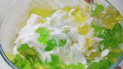 把果冻和酸奶混合特写