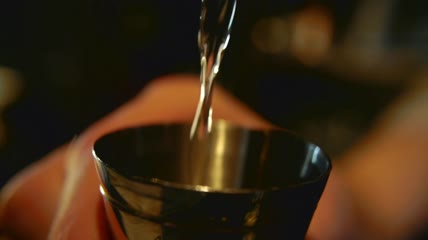 把酒倒进摇壶里特写实拍