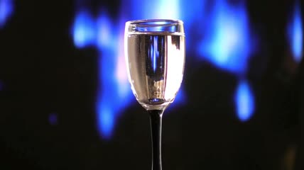 把酒倒入杯中特写实拍