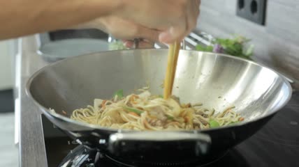 把面条倒进锅里搅拌特写实拍