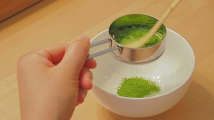 把抹茶粉过滤到碗里特写实拍
