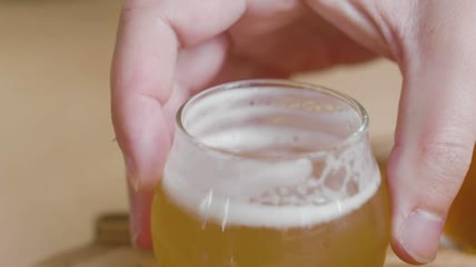 把啤酒杯放在木板卡槽里特写