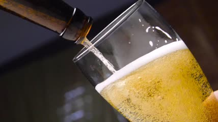 从瓶子里倒啤酒特写实拍
