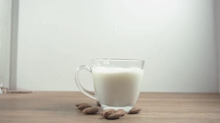 把瓶子中的牛奶倒进杯子特写