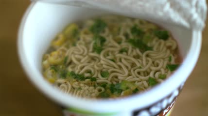 把热水倒在方便面上特写实拍