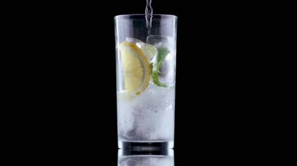 把苏打水倒进莫吉托酒里特写