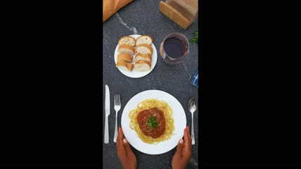 把一盘意大利肉酱面放在桌子上俯拍