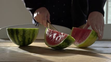 把桌上的西瓜切开慢动作特写