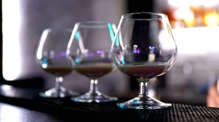 吧台边的鸡尾酒杯特写实拍