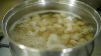 白豆在锅里煮特写实拍