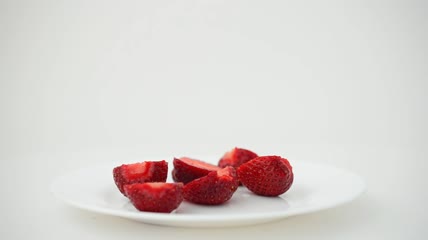 白色背景盘子里的草莓特写