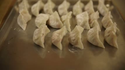 不锈钢盘里包好的饺子特写实拍