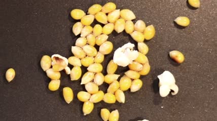 爆米花形成的瞬间特写