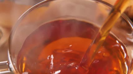 杯中倒入热气腾腾的茶水特写实拍