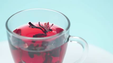 杯子里的干茶叶旋转特写实拍