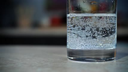 杯子里的气泡水特写实拍