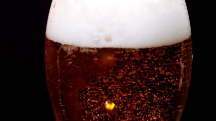 杯子里有啤酒泡特写实拍