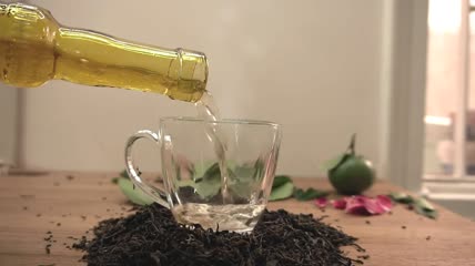 杯子中倒入滚烫的茶水特写实拍