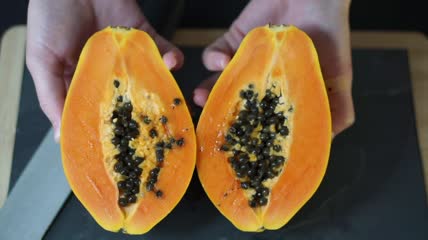 被从中间切开的木瓜特写实拍