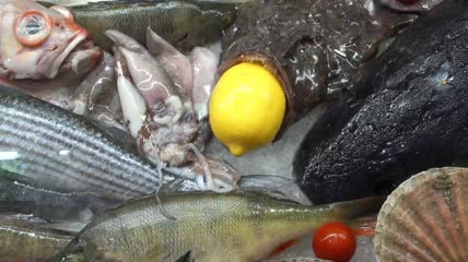 被柠檬装饰的海鲜特写实拍