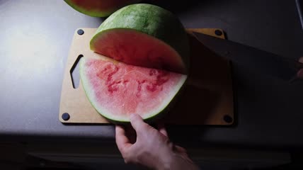 被切开的西瓜特写实拍