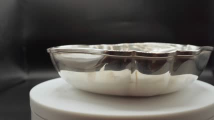表面生锈的银色小碗特写实拍