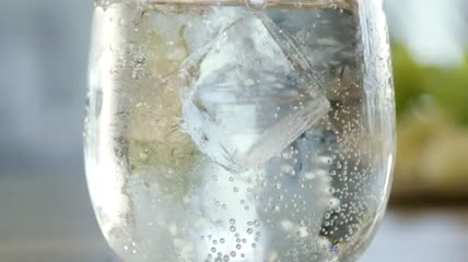 冰块落入矿泉水特写实拍