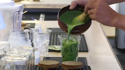 冰抹茶绿茶煮制的过程特写