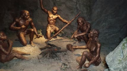 原始人祖先在山洞里烤火的雕像（2）