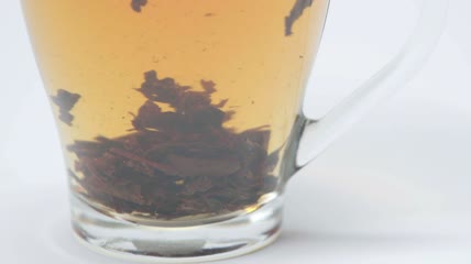 玻璃杯中的茶特写