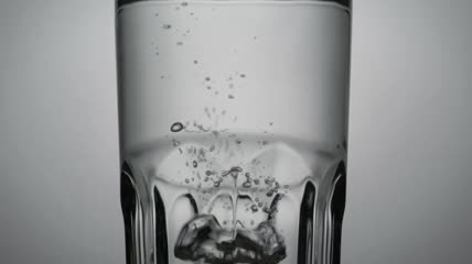 玻璃杯中的气泡特写