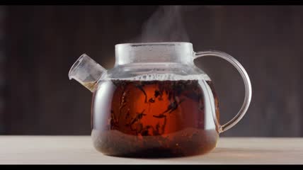 玻璃茶壶里装着煮沸的茶水特写