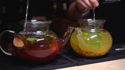 玻璃茶壶泡水果茶特写