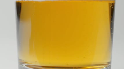玻璃杯里的啤酒特写镜头